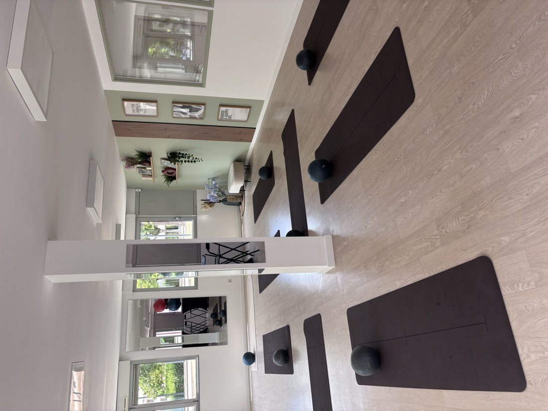 Tapis et ballons disposés dans la salle de Pilates